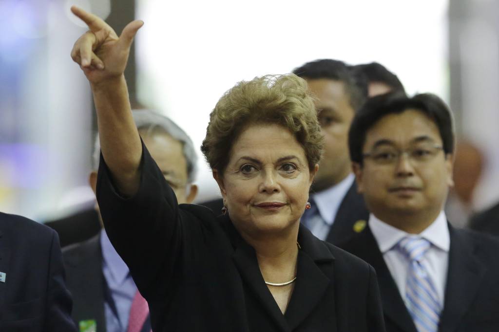 Dilma evita a TV e homenageia mães pelas redes sociais