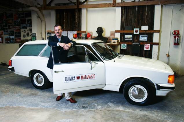 Vignoli com a ambulância Caravan: fabricada em 1980, pertencia à Química Matarazzo S/A Vignoli com a ambulância Caravan: fabricada em 1980, pertencia à Química Matarazzo S/A