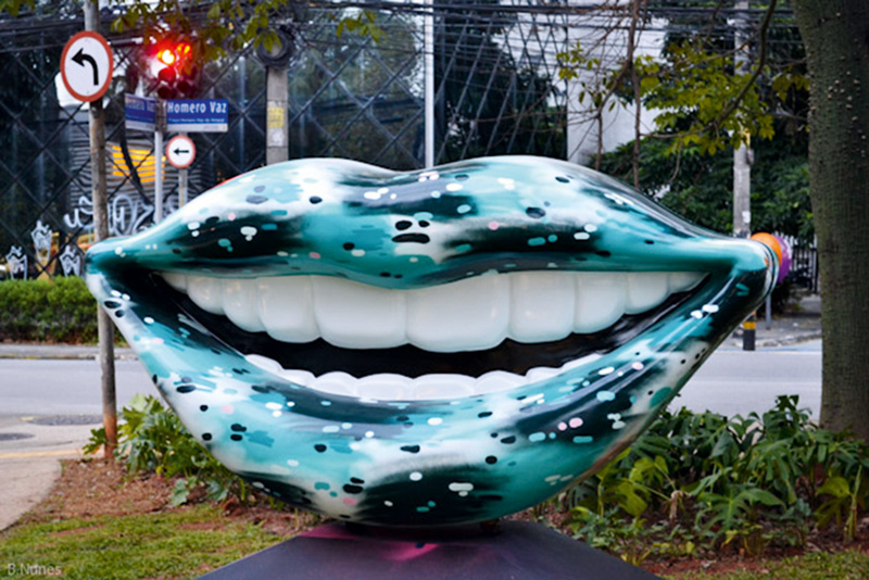 Projeto espalha sorrisos gigantes pela cidade