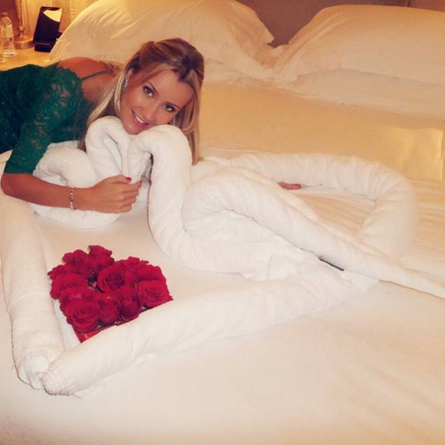 A quinta mulher de Justus mostra cama do quarto do hotel Emirates Palace Hotel A quinta mulher de Justus mostra cama do quarto do hotel Emirates Palace Hotel