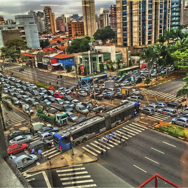 Problema técnico causa transtorno em cruzamento do Itaim Bibi