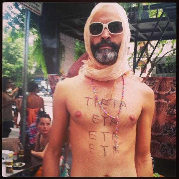 No bloco Tarado Ni Você, @gabrielbritonunes dez o clique de um homem vestido de Tieta No bloco Tarado Ni Você, @gabrielbritonunes dez o clique de um homem vestido de Tieta