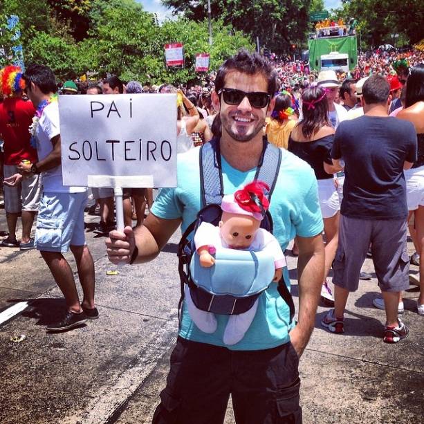 No Instagram, @_pavan_ postou foto do "pai solteiro" No Instagram, @_pavan_ postou foto do "pai solteiro"
