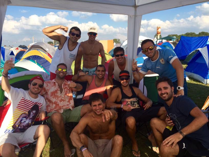 Uruguaios acampados no Tomorrowland: grupo enfrentou duas horas para pegar os ingressos Uruguaios acampados no Tomorrowland: grupo enfrentou duas horas para pegar os ingressos
