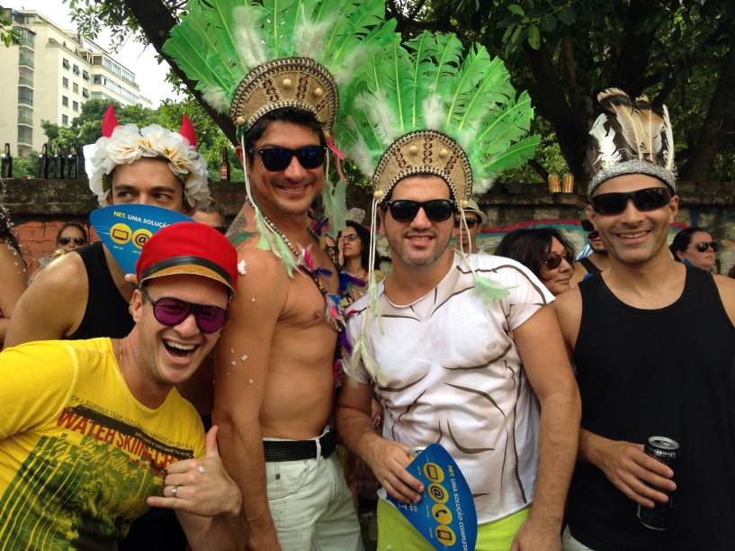 Amigos se vestem de índios no Carnaval do Baixo Augusta Amigos se vestem de índios no Carnaval do Baixo Augusta