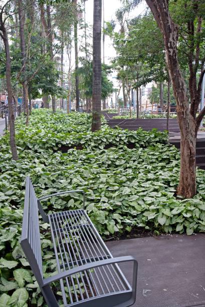 	Praça pública do shopping possui 2 400 metros quadrados e conta com a conservação de sessenta árvores nativas