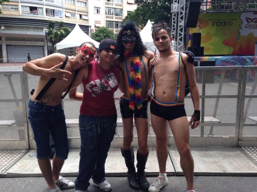 Foliões se divertem no ainda vazio Largo do Arouche, por volta do meio-dia deste domingo (23) Foliões se divertem no ainda vazio Largo do Arouche, por volta do meio-dia deste domingo (23)