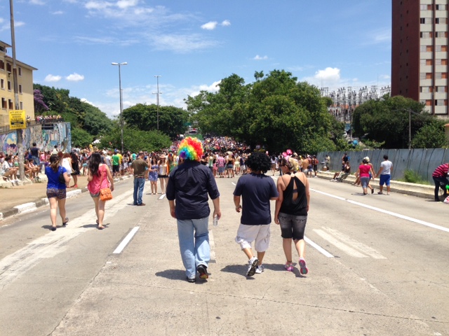 Foliões acompanham bloco Bangalafumenga, no bairro do Sumaré Foliões acompanham bloco Bangalafumenga, no bairro do Sumaré