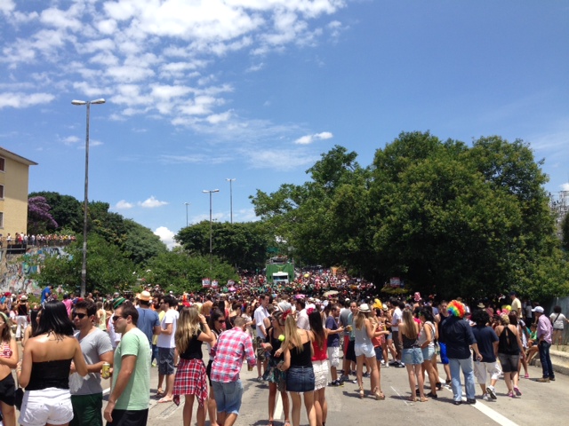 Bloco Bangalafumenga fecha Avenida Paulo VI, no Sumaré Bloco Bangalafumenga fecha Avenida Paulo VI, no Sumaré