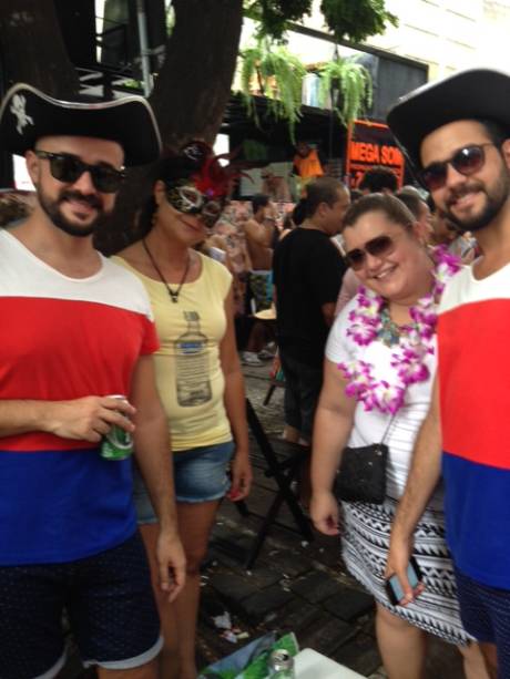 	Os amigos Nilton, Andreia, Fernanda e Lucas pulam Carnaval com o bloquinho Tarado Ni Você