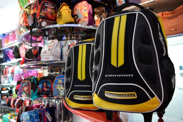 Peixoto Artigos de Couro: mochila do Camaro Amarelo (R$ 79,00 sem rodinha e R$ 120,00 com rodinha) Peixoto Artigos de Couro: mochila do Camaro Amarelo (R$ 79,00 sem rodinha e R$ 120,00 com rodinha)