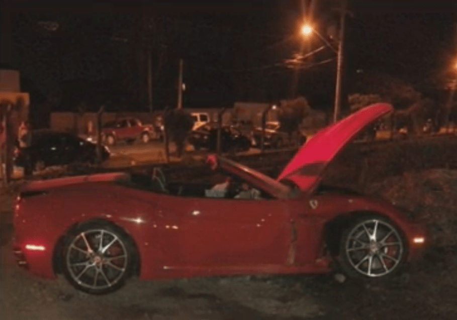 Motorista perde o controle de Ferrari conversível e invade horta