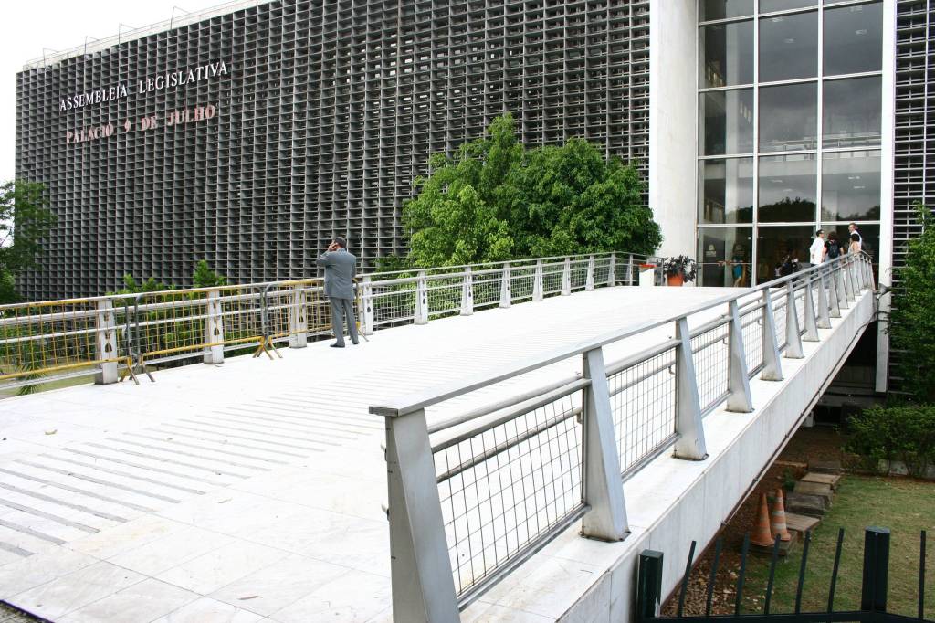 Tumulto marca audiência pública com professores na Assembleia