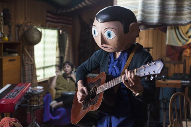 Frank: Fassbender sempre com a gigantesca cabeça Frank: Fassbender sempre com a gigantesca cabeça