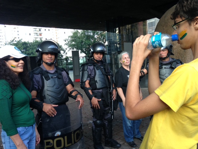 	PMs mais uma vez voltaram a ser requisitado para fotos com os participantes do protesto