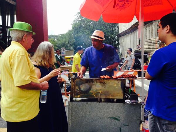 Pipoca, milho, cerveja e... churrasquinho na Avenida Paulista. R$ 5,00 o espeto