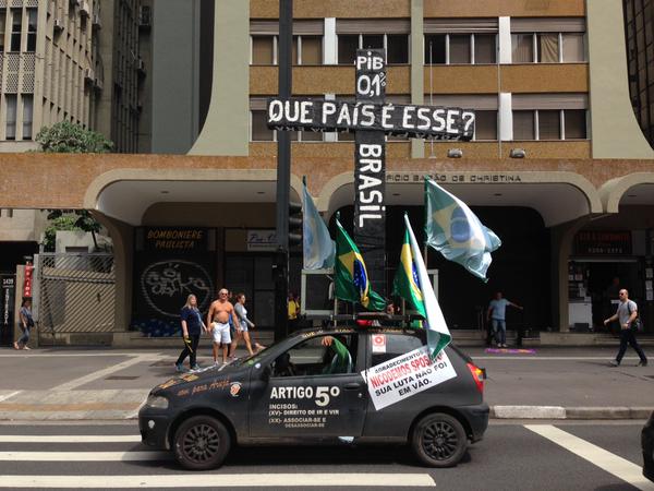 Manifestante com cruz gigante volta ao protesto. "Estou pagando os pecados por ter sido petista"