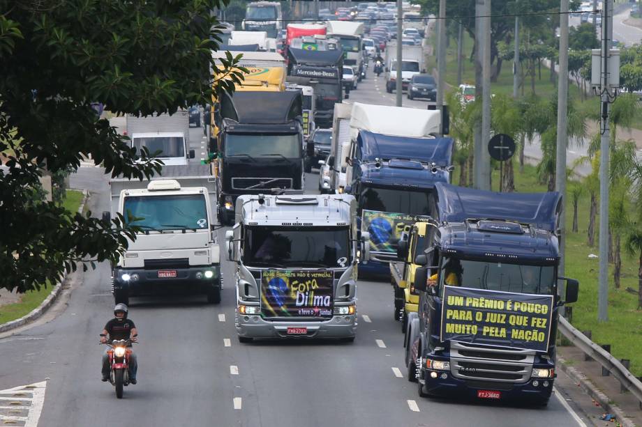 Caminhoneiros protestam contra o governo da presidente Dilma Rousseff e contra o PT na Marginal Tietê, sentido Marginal Pinheiros