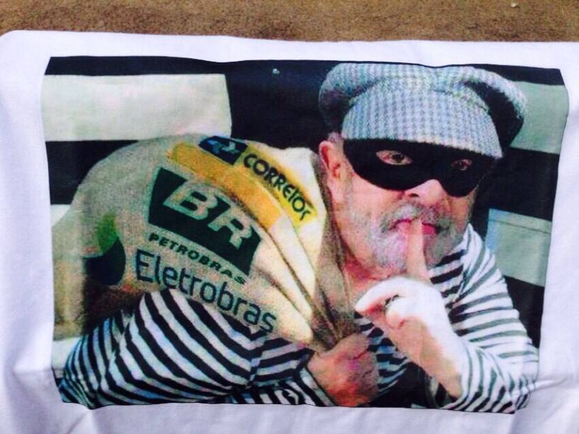 	Corrupção da Petrobras e o ex-presidente Lula foram parar nas camisetas vendidas no protesto