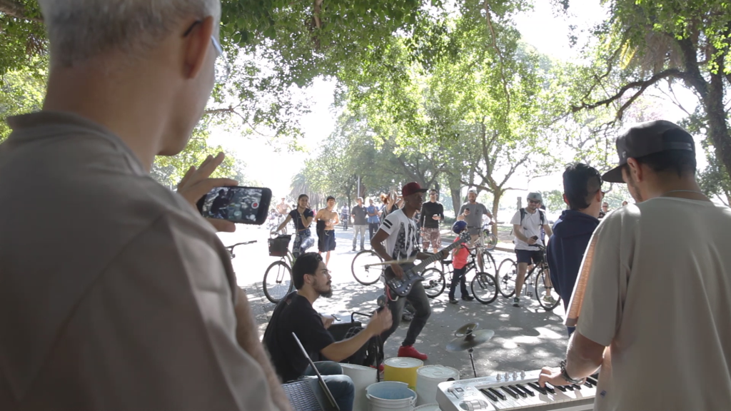 Baldes e groove nas ruas: conheça a banda Kick Bucket