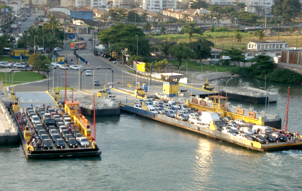 Motorista perde controle e carro cai na travessia de balsas