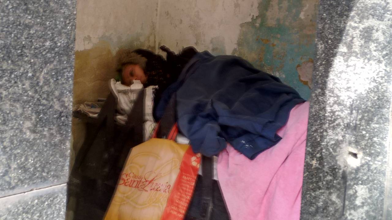 Mulher dorme em túmulo do Cemitério da Consolação