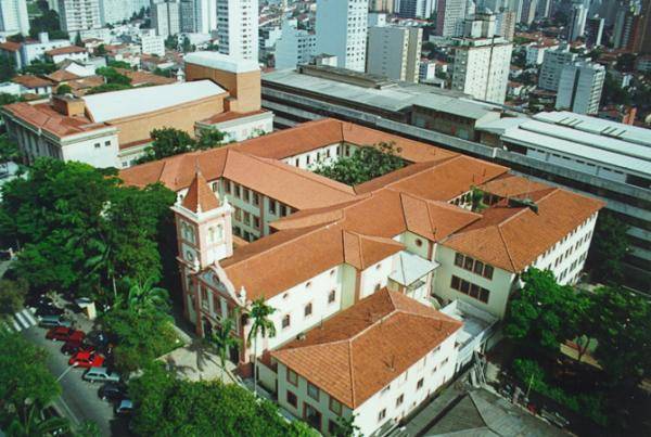 Criminosos fazem reféns e roubam caixa eletrônico durante festa na PUC