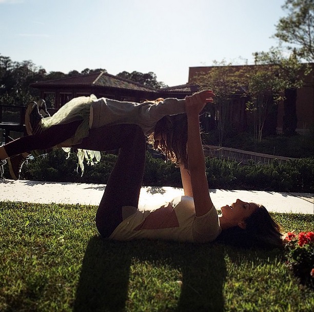 Carol Celico posta foto com filha vestida de fadinha em posição inusitada