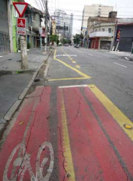Ciclofaixa na Rua dos Pinheiros interrompida por causa do ponto de ônibus Ciclofaixa na Rua dos Pinheiros interrompida por causa do ponto de ônibus