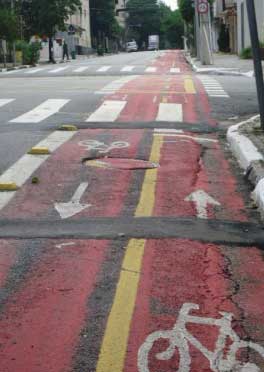 Ciclofaixa na Rua Artur de Azevedo, na esquina com a Avenida Pedroso de Moraes, com remendos que provocam desníveis na pista