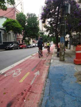 Pista da ciclofaixa na Rua Artur de Azevedo, perto da Rua Mourato Coelho Pista da ciclofaixa na Rua Artur de Azevedo, perto da Rua Mourato Coelho