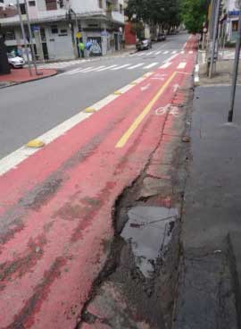 Trecho da ciclofaixa da Rua Artur de Azevedo em condições precárias Trecho da ciclofaixa da Rua Artur de Azevedo em condições precárias