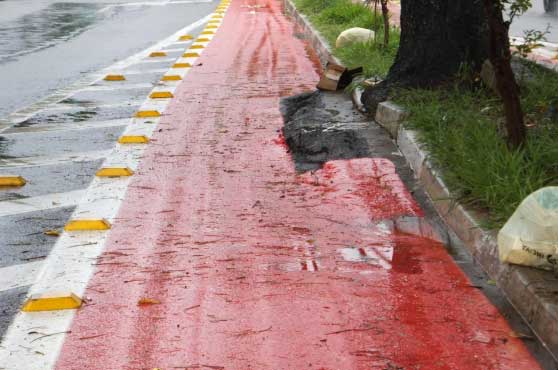 Ciclofaixa na Avenida Antônio Estevão de Carvalho com superfície irregular e obstruída pela raiz de árvore Ciclofaixa na Avenida Antônio Estevão de Carvalho com superfície irregular e obstruída pela raiz de árvore