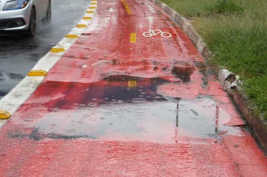 Trecho da ciclofaixa da Avenida Antônio Estevão de Carvalho, perto da estação Patriarca do Metrô, com superfície irregular Trecho da ciclofaixa da Avenida Antônio Estevão de Carvalho, perto da estação Patriarca do Metrô, com superfície irregular