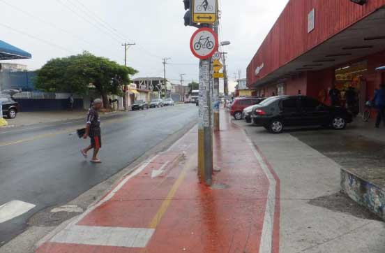 Ciclovia da Avenida Oliveira Freire, perto da Rua Ascenso Fernandes, obstruída por poste e sem espaço para circulação de pedestres Ciclovia da Avenida Oliveira Freire, perto da Rua Ascenso Fernandes, obstruída por poste e sem espaço para circulação de pedestres