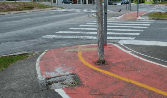 Ciclofaixa da Avenida Escola Politécnica, na Praça César Washington Alves de Proença Ciclofaixa da Avenida Escola Politécnica, na Praça César Washington Alves de Proença