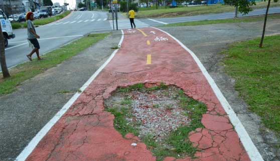 Detalhe do buraco da ciclofaixa da Avenida Escola Politécnica Detalhe do buraco da ciclofaixa da Avenida Escola Politécnica