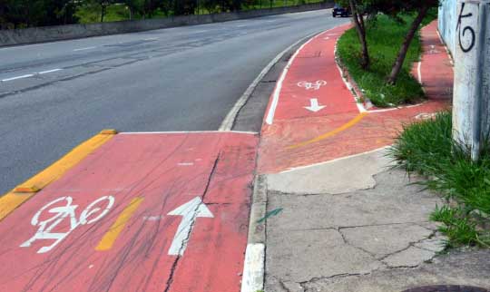 Ciclofaixa da Avenida Escola Politécnica, perto da Rodovia Raposo Tavares, com traçado irregular