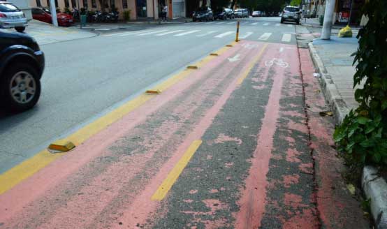 Ciclofaixa com pintura desgastada na Rua Alexandre Dunas, entre a Avenida Santo Amaro e a Rua Francisco de Morais Ciclofaixa com pintura desgastada na Rua Alexandre Dunas, entre a Avenida Santo Amaro e a Rua Francisco de Morais