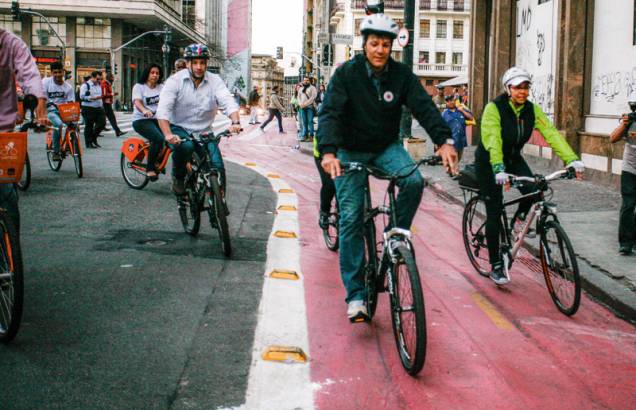 Haddad e suas pedaladas para os fotógrafos: as faixas exclusivas viraram uma das bandeiras de sua administração Haddad e suas pedaladas para os fotógrafos: as faixas exclusivas viraram uma das bandeiras de sua administração