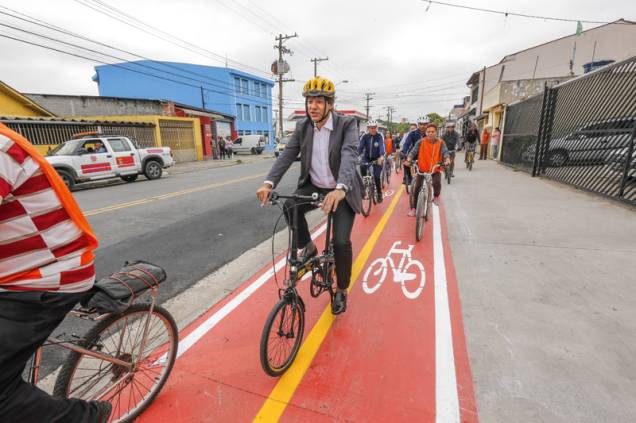 Haddad e suas pedaladas para os fotógrafos: as faixas exclusivas viraram uma das bandeiras de sua administração Haddad e suas pedaladas para os fotógrafos: as faixas exclusivas viraram uma das bandeiras de sua administração