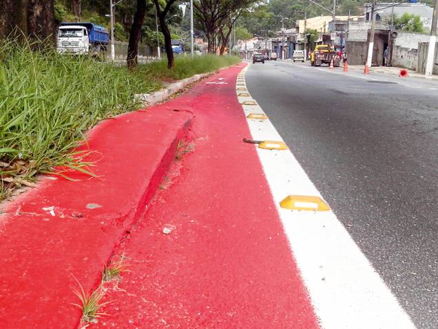Avenida Afonso de Sampaio e Sousa, em Itaquera: degrau inusitado Avenida Afonso de Sampaio e Sousa, em Itaquera: degrau inusitado