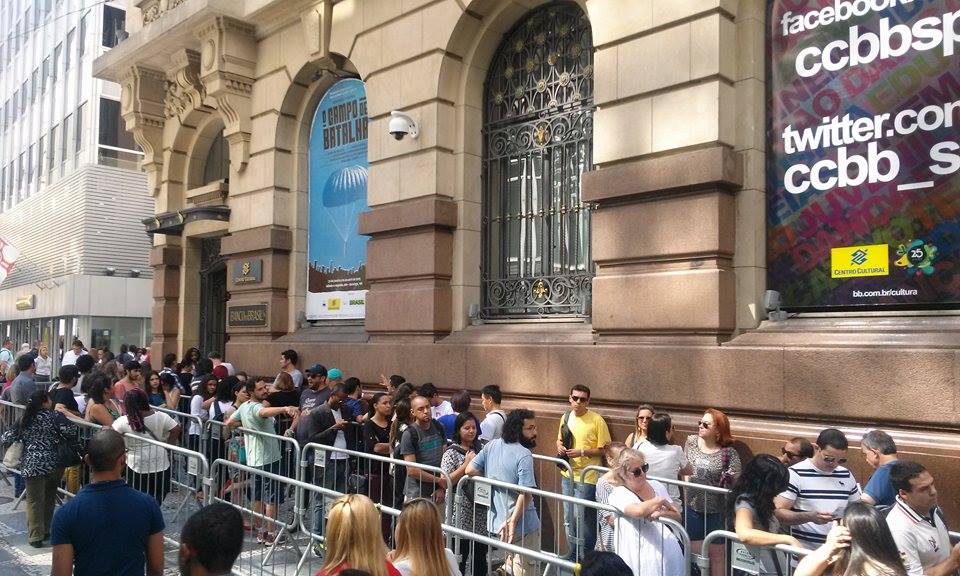 Visitantes enfrentam fila para visitar exposição com obras de Picasso