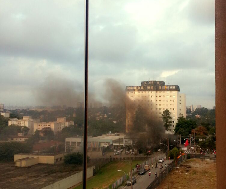 Manifestantes ateiam fogo em objetos e fecham via no Morumbi