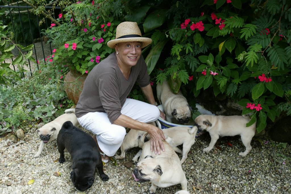 Abandonada há seis anos, mansão de Clodovil em Ubatuba é posta à venda