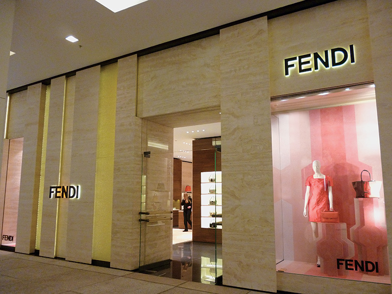 Roberta Branchini monta vitrines das principais marcas de luxo