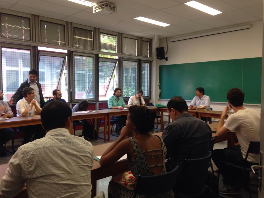Alunos da USP lotam sala para primeira aula de Haddad