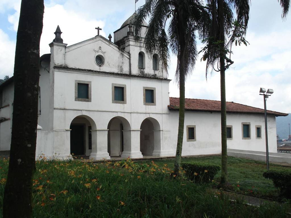 Trio rouba vinte imagens de museu de Santos