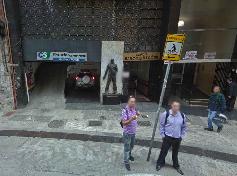 Estátua de bronze é furtada de entrada de prédio na região central