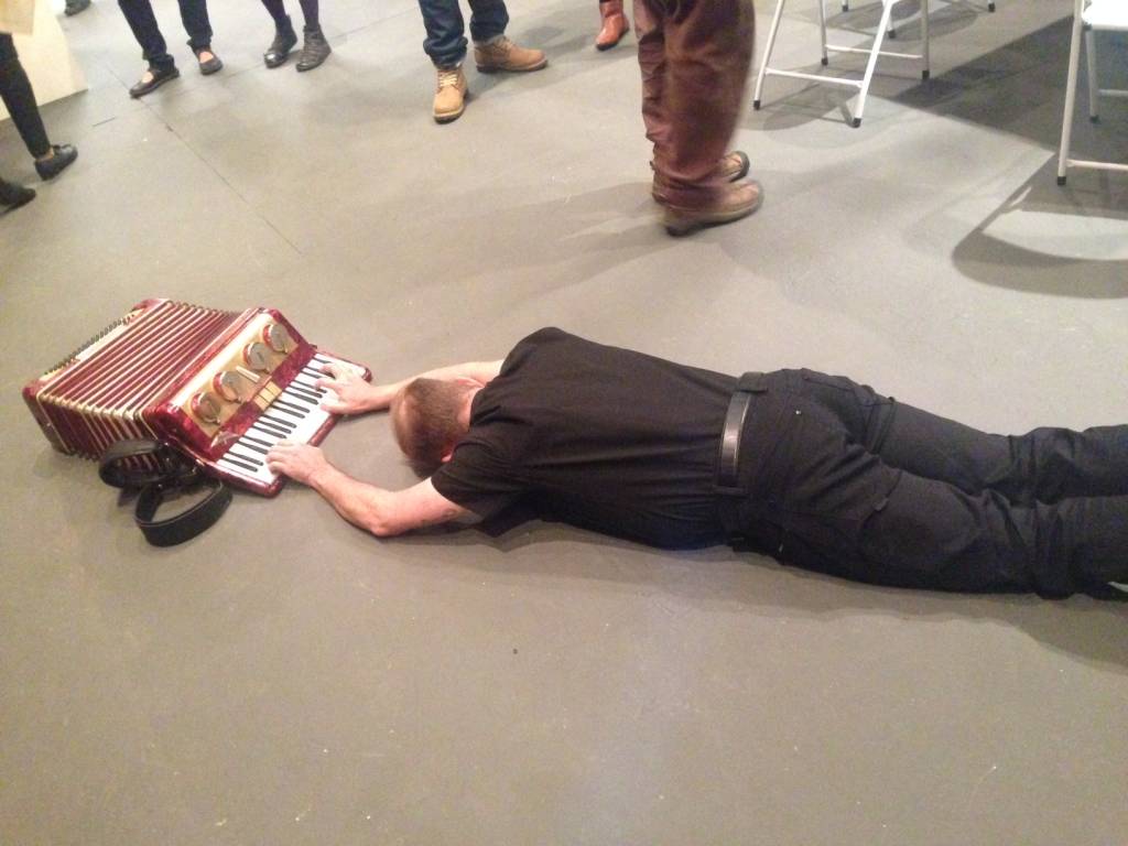 Marina Abramovic chega à cidade e fala sobre mostra no Sesc Pompeia